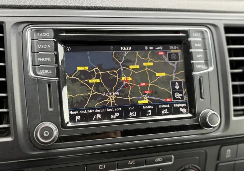 Écran tactile du système de navigation du Volkswagen Transporter 2017 affichant une carte autour de Rennes.