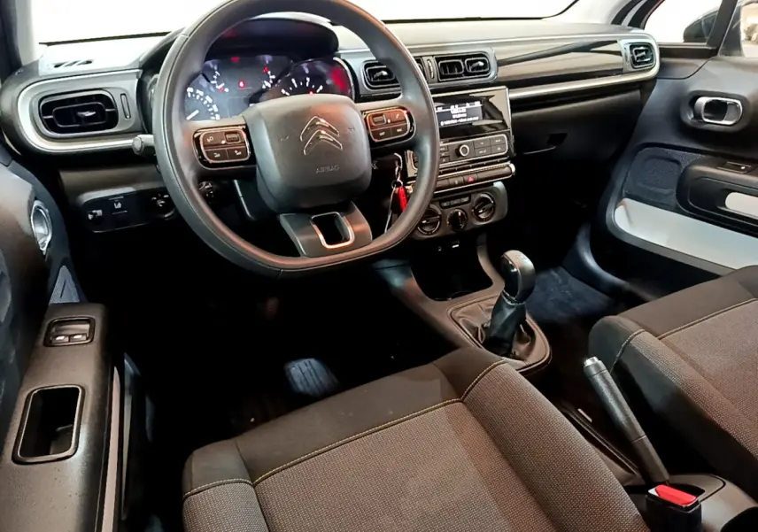 Intérieur de la Citroën C3 PureTech 68 BVM Feel 2018, vue du poste de conduite avec volant multifonction et tableau de bord noir.
