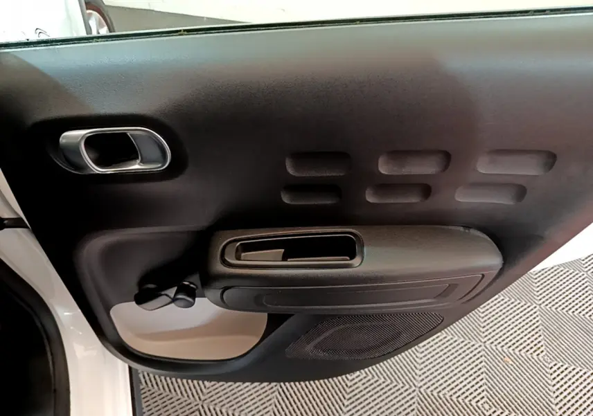 Vue rapprochée de la porte avant gauche noire et blanche d'une Citroën C3 PureTech 68 BVM Feel 2018.