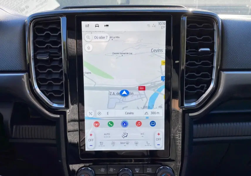 Écran tactile central avec navigation GPS dans l’habitacle du Ford Ranger Gris iconic 2025, finition XLT Supercab.