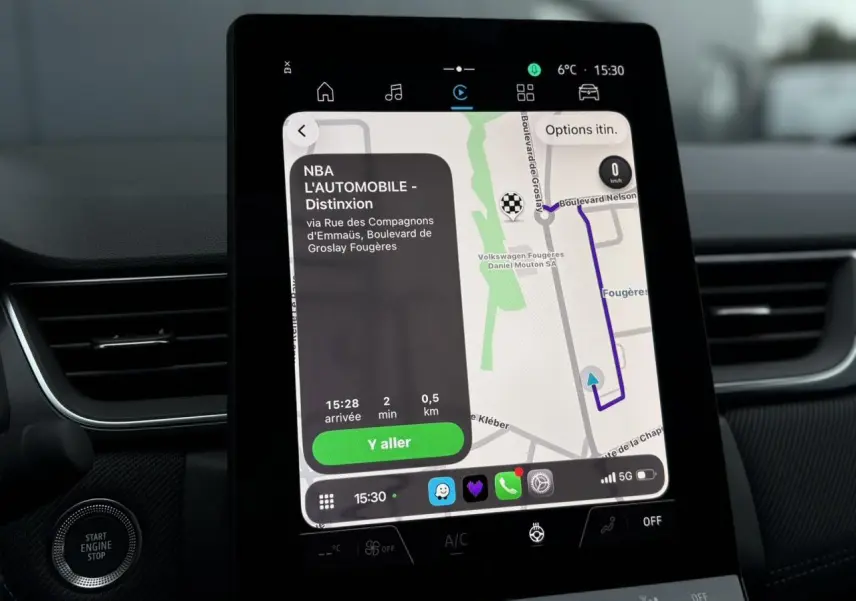 Vue intérieure du tableau de bord numérique 10'' du Renault Captur blanc nacré, affichant la navigation GPS.