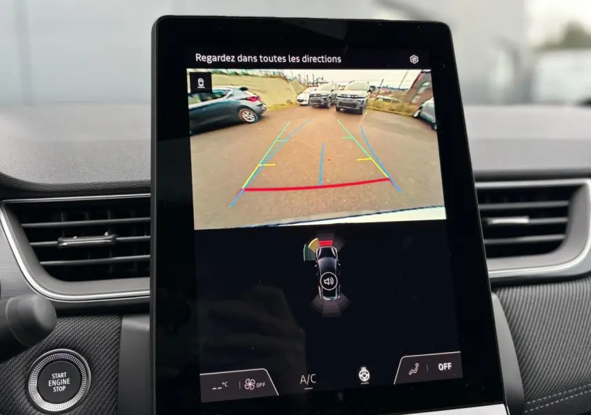 Vue intérieure sur l'écran multimédia affichant la caméra de recul du Renault Captur blanc nacré avec toit ouvrant.