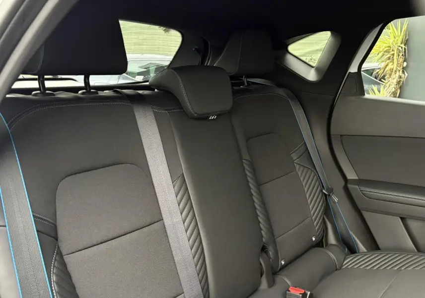 Vue intérieure sur la banquette arrière noire avec surpiqûres bleues du Renault Captur Esprit Alpine 2025.