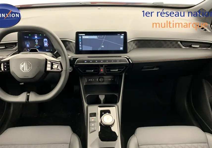 Vue intérieure avant du MG3 1.5 L Hybrid+ 195 ch Luxury avec tableau de bord numérique et écran tactile central.