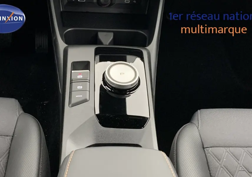 Vue intérieure centrée sur la console centrale du MG3 2026 avec boîte automatique et sièges en similicuir noir.