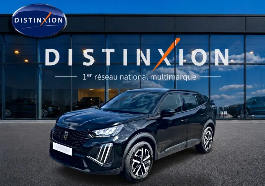 Peugeot 2008 noir vue 3/4 avant droit, avec feux LED distinctifs et jantes alliage modernes.