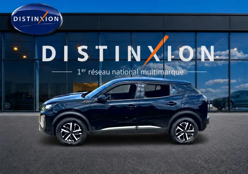 Peugeot 2008 noir vue de profil côté gauche, avec jantes alliage et détails chromés sous les portes.