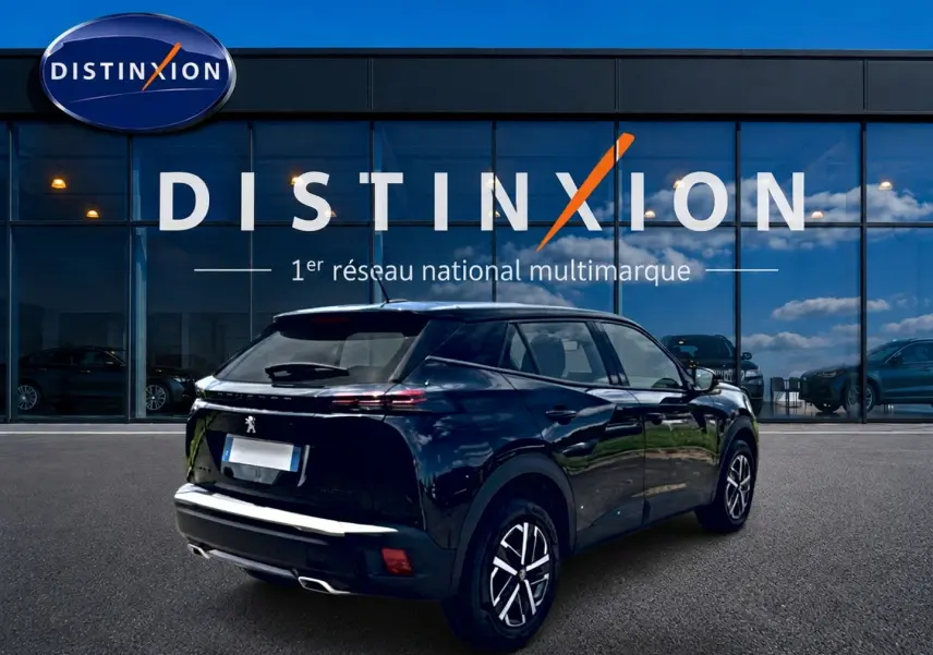 Vue 3/4 arrière droite d'un Peugeot 2008 noir 2025 avec feux arrière LED et becquet arrière visible.