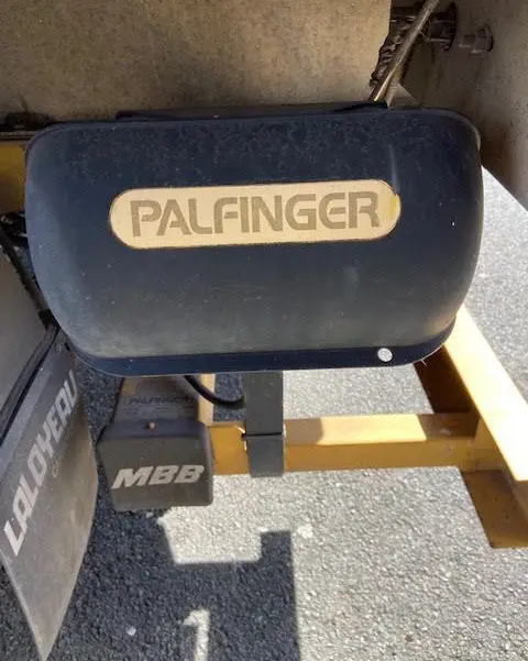 Gros plan sur le hayon hydraulique Palfinger fixé à la caisse jaune du Ford Transit Chassis Cabine 2015.