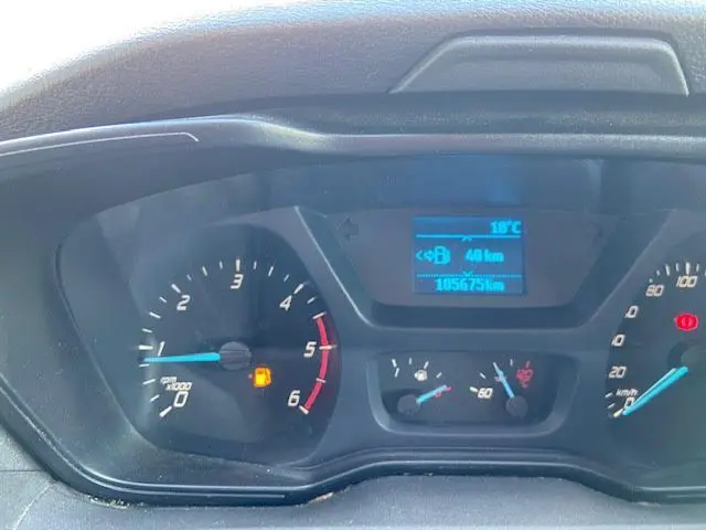 Tableau de bord du Ford Transit Chassis Cabine 2015 montrant compte-tours, vitesse et écran digital bleu.