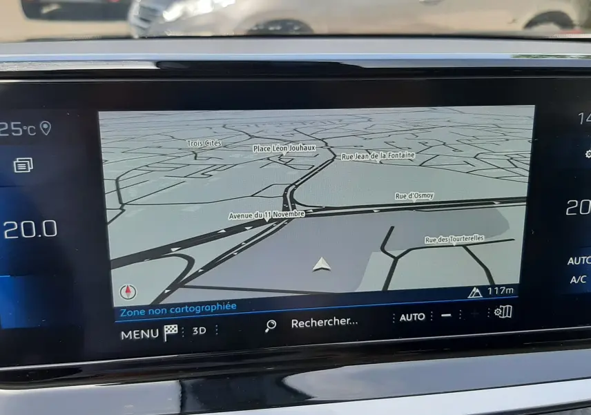 Écran tactile du GPS intérieur du Peugeot 2008 2022 montrant une carte avec plusieurs rues et options de navigation.