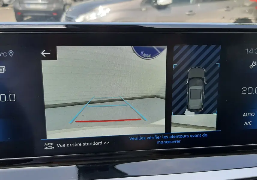 Écran de caméra de recul du Peugeot 2008 gris Artense montrant l'arrière et l'affichage 360° du véhicule.