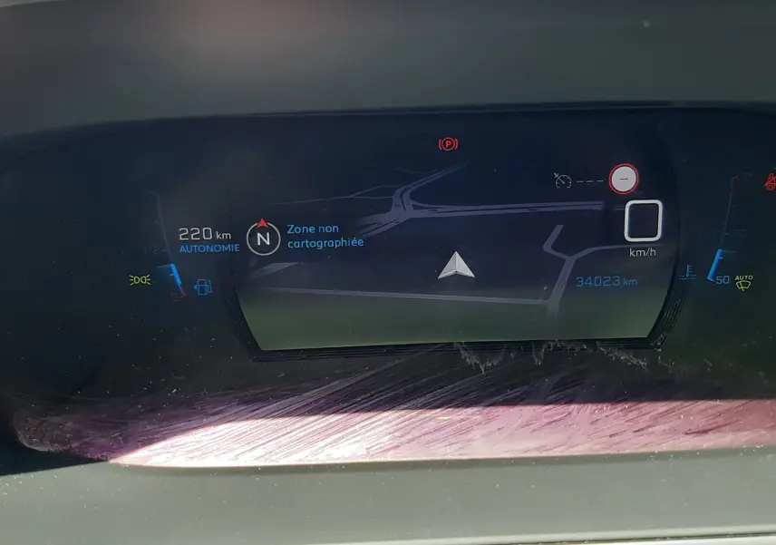 Tableau de bord numérique du Peugeot 2008 2022 montrant l'autonomie, la navigation et le compteur kilométrique à 34 023 km.