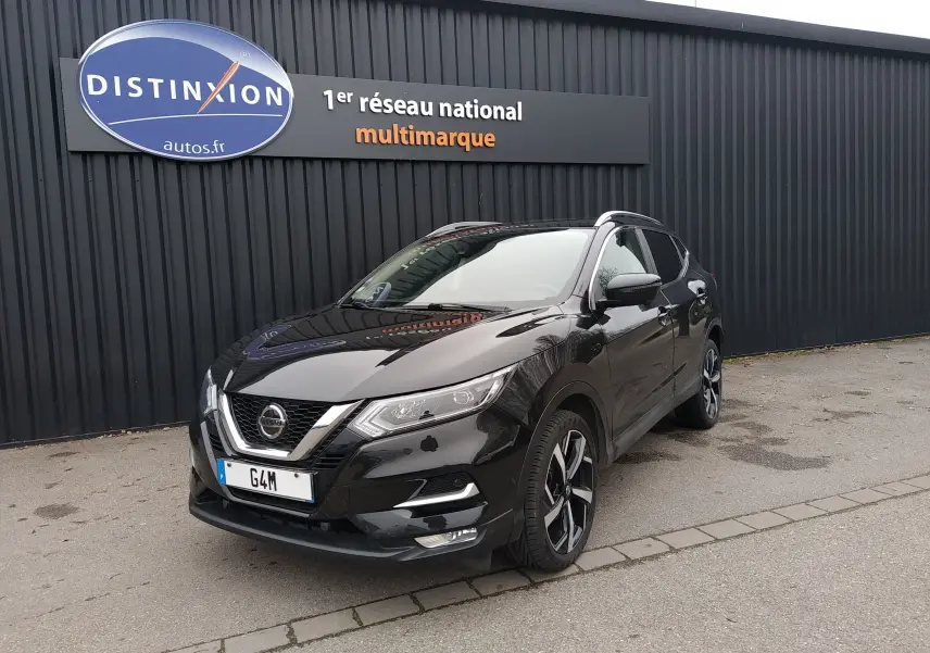 Nissan Qashqai 1.2 DIG-T Tekna noir en 3/4 avant droit, avec jantes alliage et phares LED visibles.