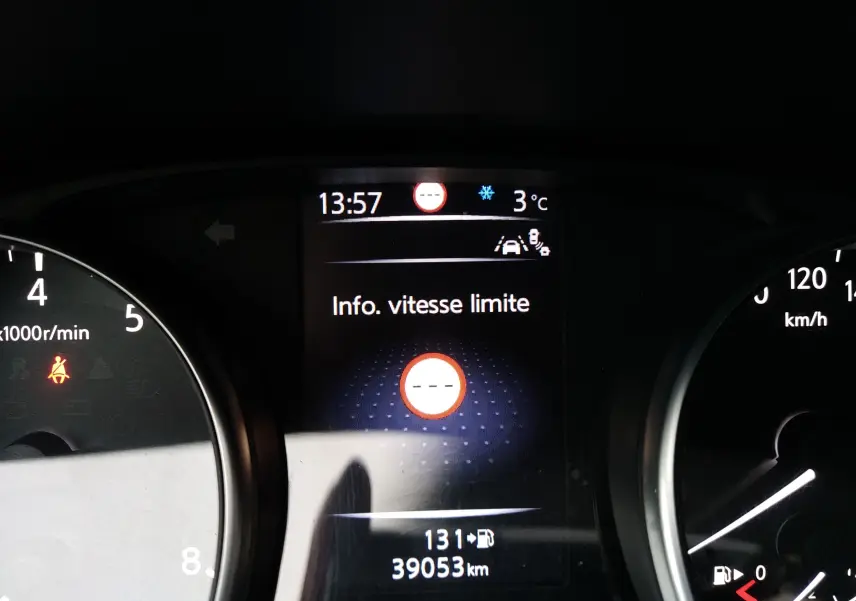 Tableau de bord du Nissan Qashqai 2019 noir, affichant l'info vitesse limite, température 3°C et compteur à 39 053 km.