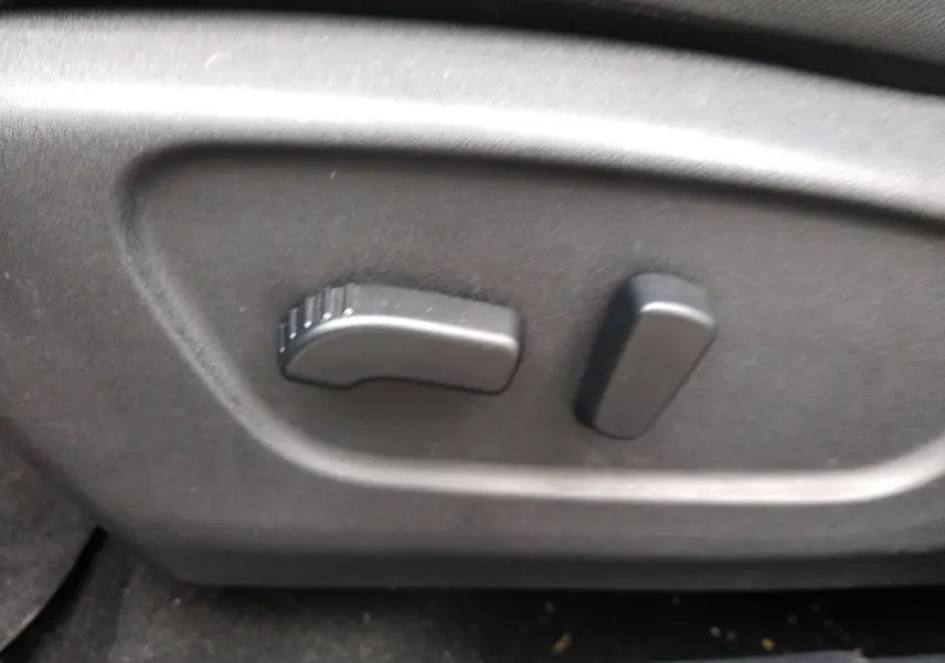 Détail des commandes de réglage électrique du siège conducteur d’un Nissan Qashqai noir 2019.