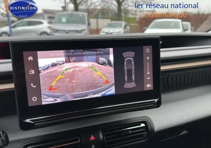 Vue intérieure du tableau de bord de la Citroën C3 Aircross gris, avec écran tactile affichant la caméra de recul.