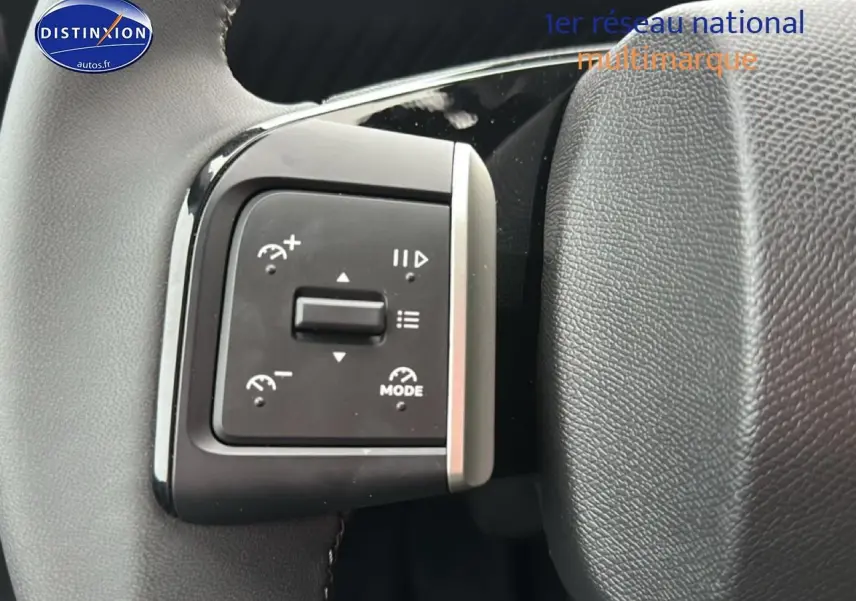 Gros plan sur les commandes multifonctions à gauche du volant du Citroën C3 Aircross gris 2025.