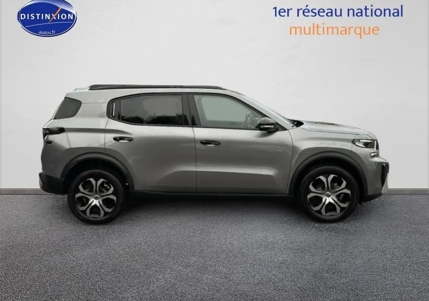 Profil droit d’un Citroën C3 Aircross gris 2025 avec jantes 17 pouces et vitres arrière teintées.