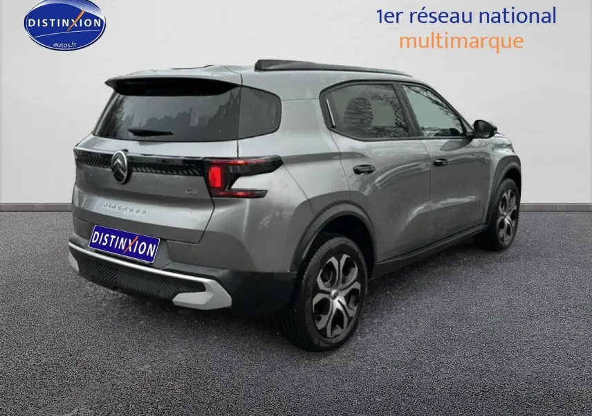Vue 3/4 arrière droite du Citroën C3 Aircross gris 2025 avec jantes 17 pouces et vitres arrière teintées.