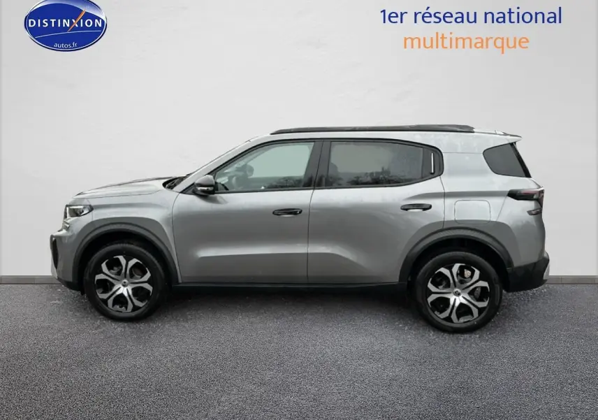 Profil droit d'un Citroën C3 Aircross gris 2025 avec jantes 17 pouces et vitres arrière teintées.