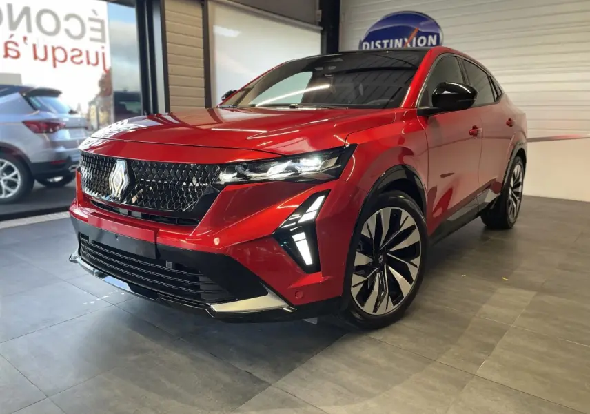 Renault Rafale rouge flamme avec toit noir, vue 3/4 avant droit, feux LED et jantes alliage noires diamantées.