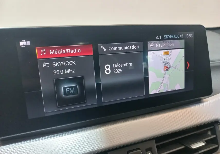 Écran tactile 8,8 pouces du tableau de bord du BMW X1 xDrive20d M Sport, affichant radio, communication et navigation.