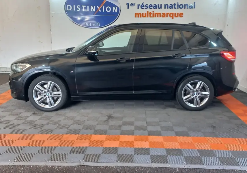 BMW X1 xDrive20d M Sport noir vue de profil côté gauche, avec jantes alliage et vitres teintées.