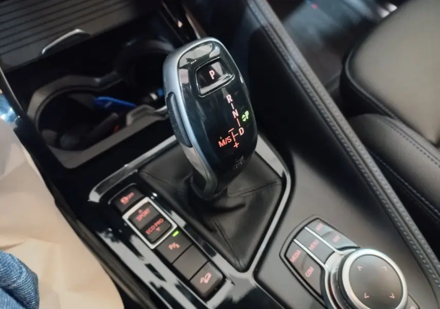 Gros plan sur la commande de boîte automatique noire et la molette de contrôle du BMW X1 xDrive20d M Sport 2022.