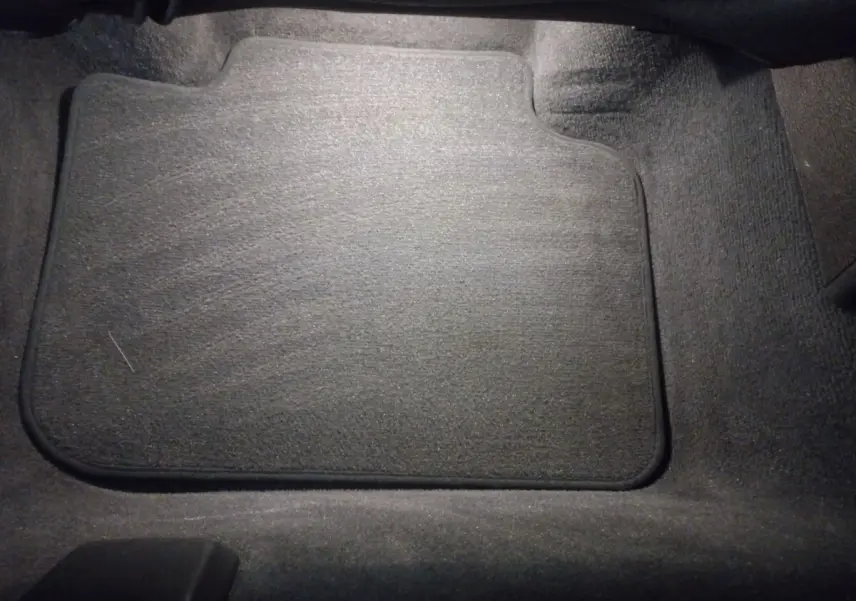Tapis de sol noir vu de dessus à l'avant droit d'un BMW X1 xDrive20d M Sport 2022.