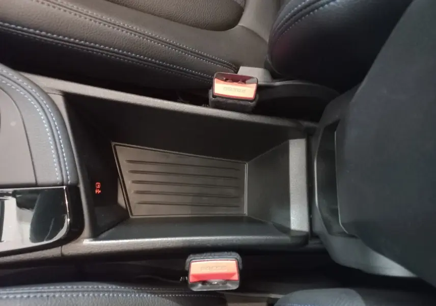 Vue plongeante sur le rangement central noir entre les sièges avant du BMW X1 xDrive20d M Sport 2022.