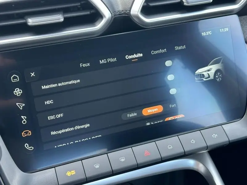 Écran tactile central de la MG ZS Hybrid+ 2025 montrant les réglages de conduite, avec illustration du SUV blanc.