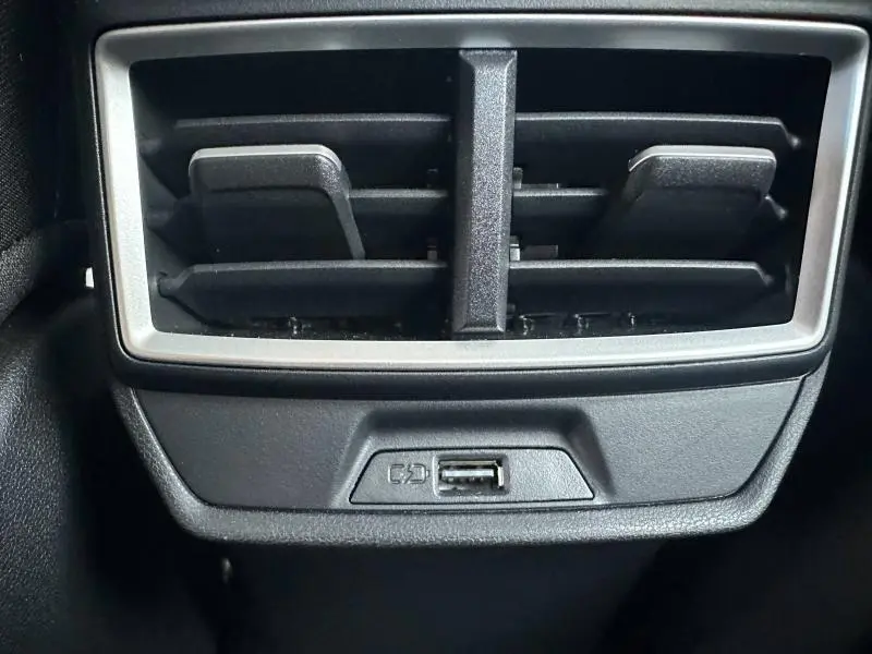 Gros plan sur la sortie d’air arrière noire et prise USB du MG ZS Hybrid+ 2025, intérieur sobre et fonctionnel.