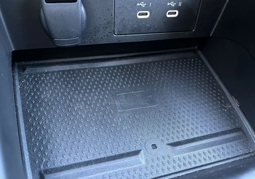 Vue écran caméra de recul montrant une Renault Captur gris Rafale avec toit noir, garée près d’un bâtiment industriel.