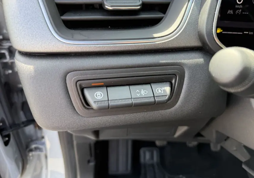 Gros plan sur les commandes sous la ventilation côté conducteur du Renault Captur gris Rafale 2025 avec toit noir.