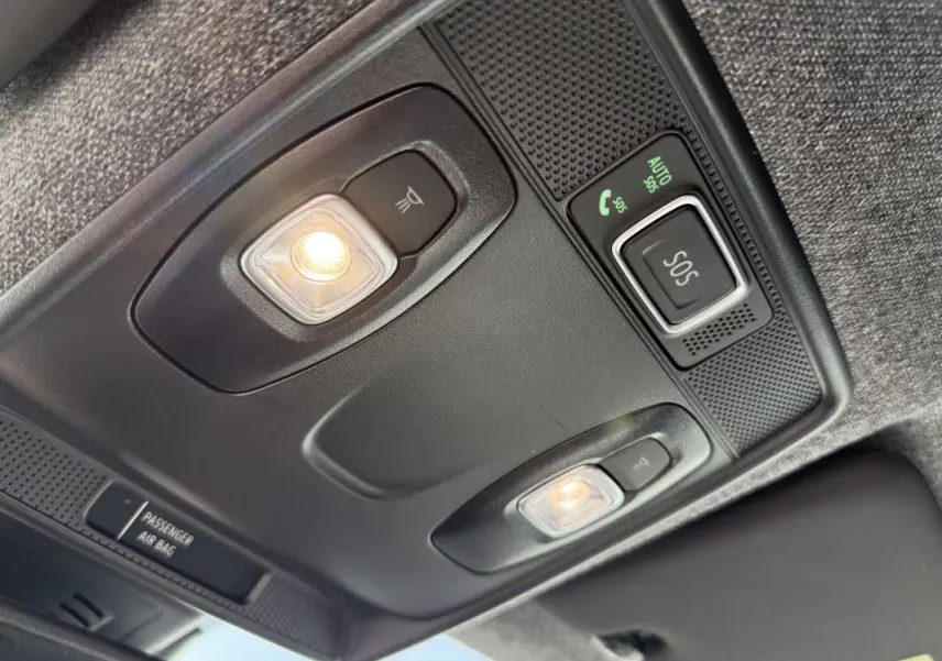 Plafonnier intérieur avec éclairage et bouton SOS du Renault Captur 2025, finition gris rafale toit noir.