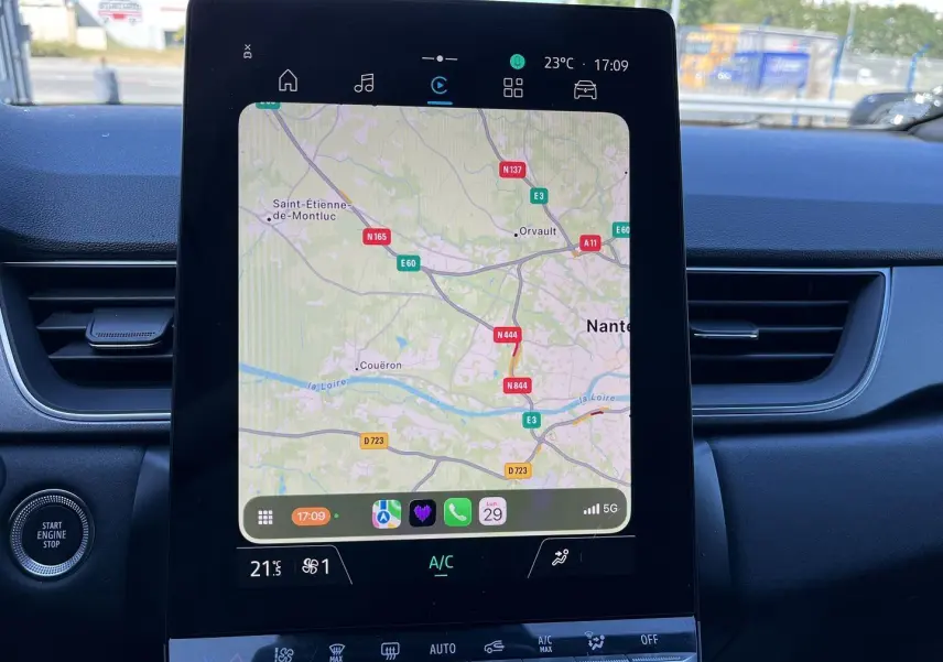 Vue rapprochée des sièges arrière gris foncé du Renault Captur 2025 avec ceintures de sécurité visibles.