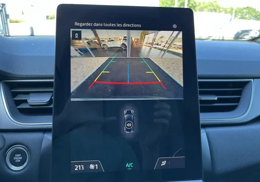 Coffre ouvert du Renault Captur 2025 gris Rafale avec toit noir, vue de l'arrière montrant l'espace de chargement vide.