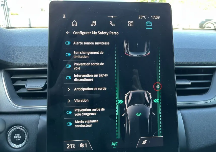 Vue intérieure avant du Renault Captur 2025, tableau de bord noir avec écran tactile vertical et levier de vitesse manuel.