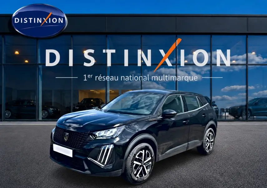 Peugeot 2008 noir en 3/4 avant droit, avec feux LED et jantes alliage distinctives, devant showroom Distinxion.
