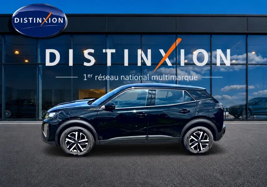 Profil côté gauche d’un Peugeot 2008 noir 2025 garé devant une vitrine avec logo Distinxion.
