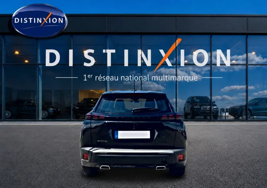 Vue arrière d’un Peugeot 2008 noir garé devant une vitrine avec logo Distinxion en arrière-plan.