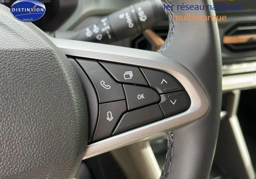 Boutons multifonctions au volant côté droit du Dacia Duster 2025 couleur Sandstone, avec commandes vocales et appels.