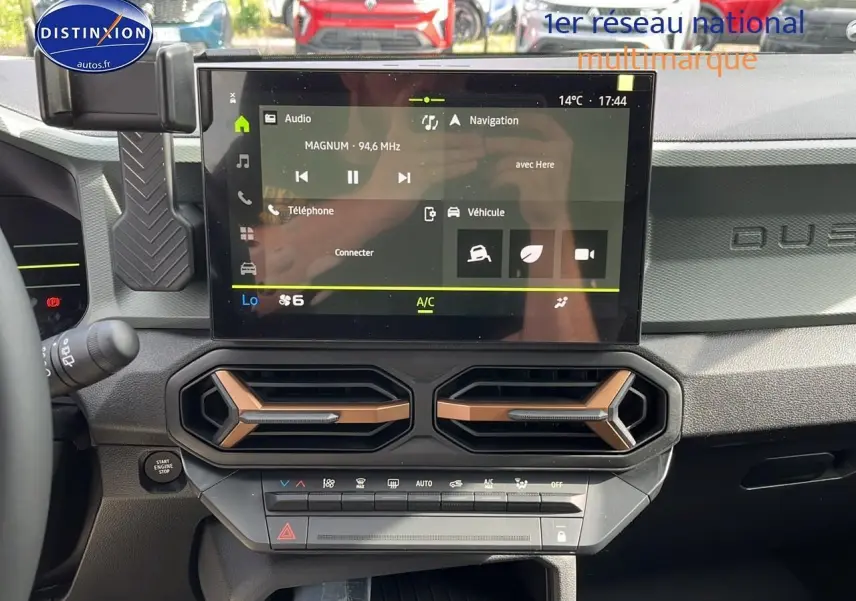 Tableau de bord du Dacia Duster 2025 avec écran tactile et aérateurs hexagonaux couleur cuivre vue de face
