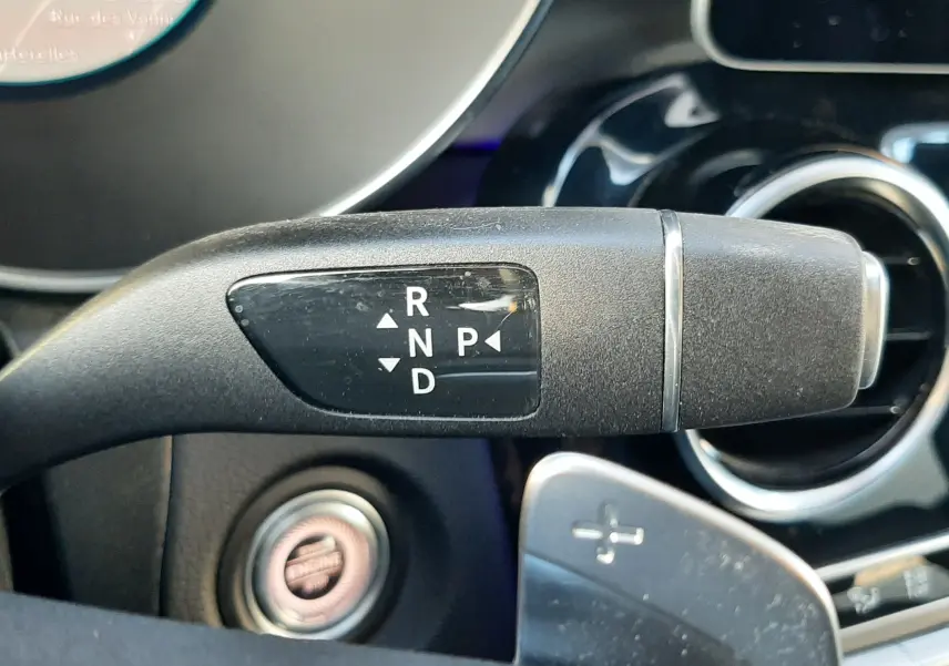 Le levier de boîte automatique noir de la Mercedes GLC Coupé 300 AMG Line 2019 avec indication des vitesses R, N, D, P.