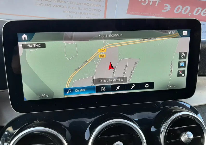 Écran GPS tactile avec carte affichée sur tableau de bord noir brillant d'une Mercedes GLC Coupé blanc vue intérieure