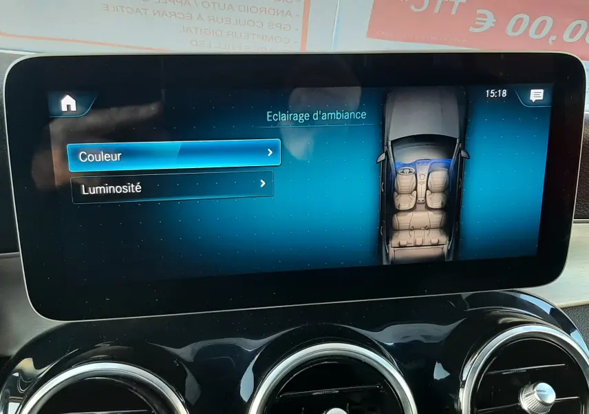 Écran central du tableau de bord du Mercedes GLC Coupé blanc 2019 affichant le menu d'éclairage d'ambiance.