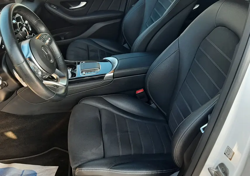 Intérieur noir cuir et alcantara de la Mercedes GLC Coupé 300 4MATIC AMG Line, vue côté conducteur ouverte.