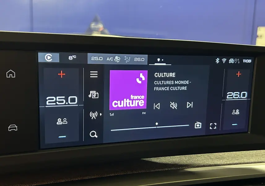 Écran tactile central du tableau de bord du Peugeot 3008 noir, affichant la radio France Culture et la climatisation.
