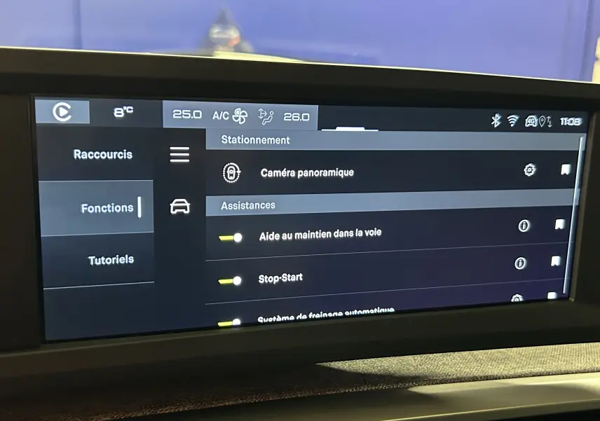 Écran tactile intérieur du Peugeot 3008 III Hybrid 145, affichant les options d’assistance à la conduite.
